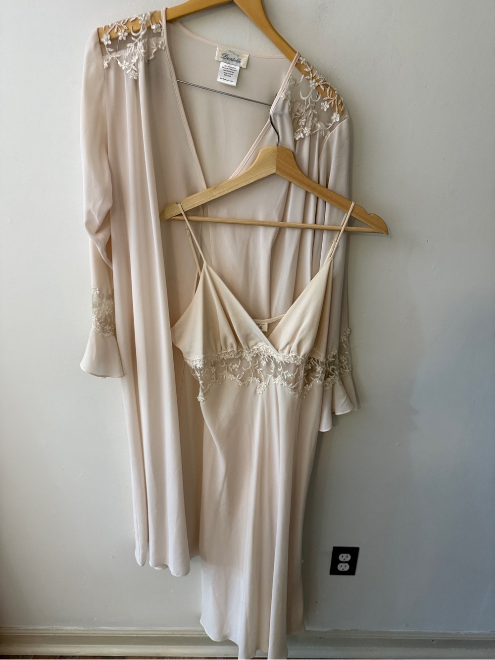 Vintage Dentelle Delicate Cream Satin Lace-Trim Chemise & Robe Set
